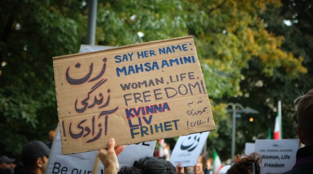 Policías participan en marcha del 8M sin armamento en operativo especial