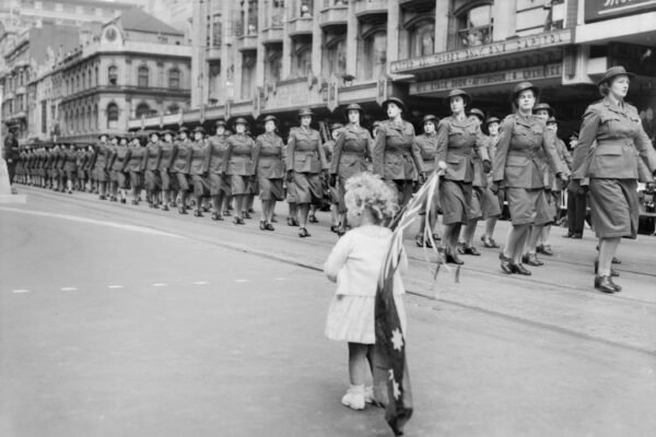 Sheinbaum reconoce a mujeres de las Fuerzas Armadas en acto por el Día Internacional