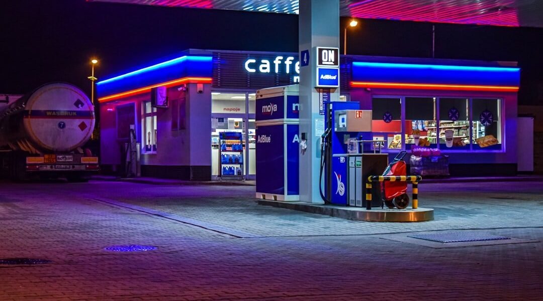 Gobierno y gasolineras pactan techo de precios para evitar aumentos en combustibles