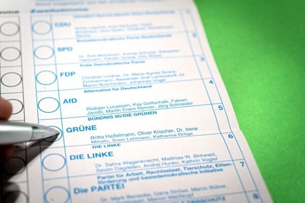 INE abre proceso para nuevos partidos mientras persiste disputa sobre afiliaciones