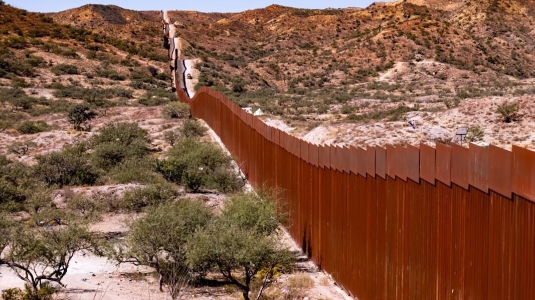 Experto de DEA cuestiona políticas estadounidenses sobre tráfico de armas a México