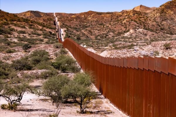 Experto de DEA cuestiona políticas estadounidenses sobre tráfico de armas a México