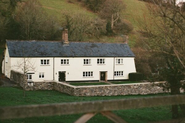 De refugio de delincuencia a centro espiritual: la transformación de la propiedad de Epstein