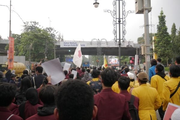 Estudiantes de la UAEMex protestan contra presuntos agresores en el plantel