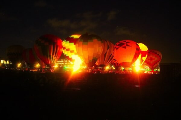 Globo aerostático se impacta contra líneas eléctricas en Teotihuacán