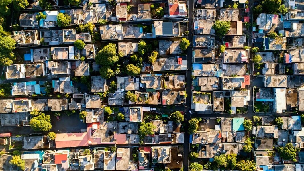 La paradoja de la riqueza: por qué millones en Latinoamérica duermen en la calle