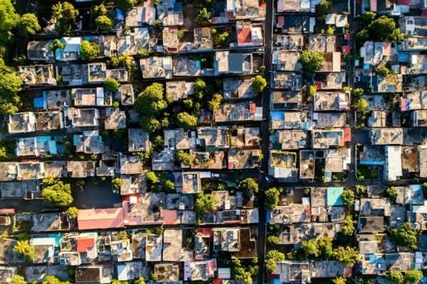 La paradoja de la riqueza: por qué millones en Latinoamérica duermen en la calle