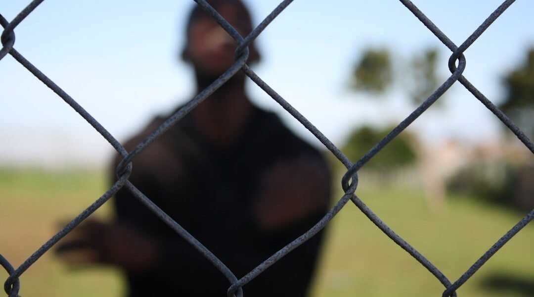 Consuelo espiritual en el cautiverio: religiosos luchan por acceder a migrantes detenidos