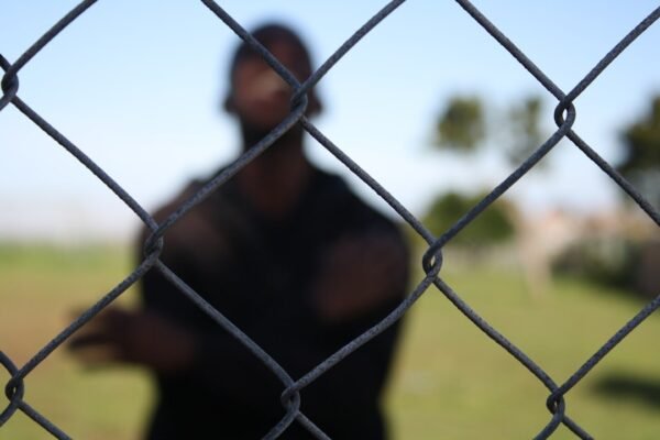 Consuelo espiritual en el cautiverio: religiosos luchan por acceder a migrantes detenidos