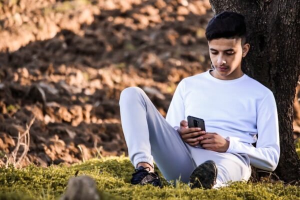 Radicalización digital: cómo redes sin rostro captan y manipulan a menores