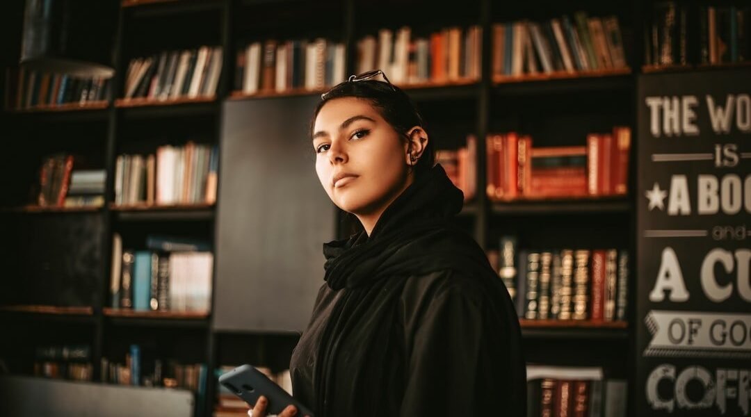 Redes del odio: cómo grupos digitales radicalizan a menores en España