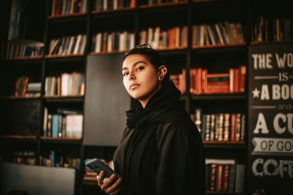 Redes del odio: cómo grupos digitales radicalizan a menores en España