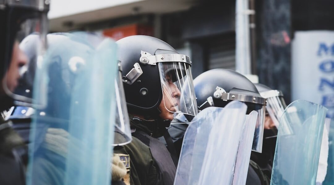 Coyoacán: Suspenden a policía tras agresión a trabajador que regaba plantas