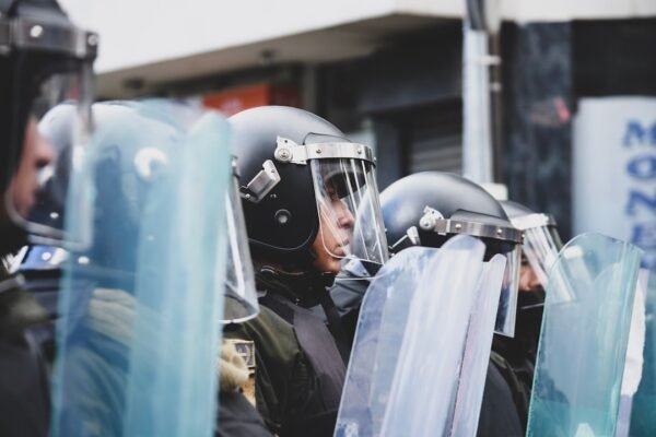 Coyoacán: Suspenden a policía tras agresión a trabajador que regaba plantas