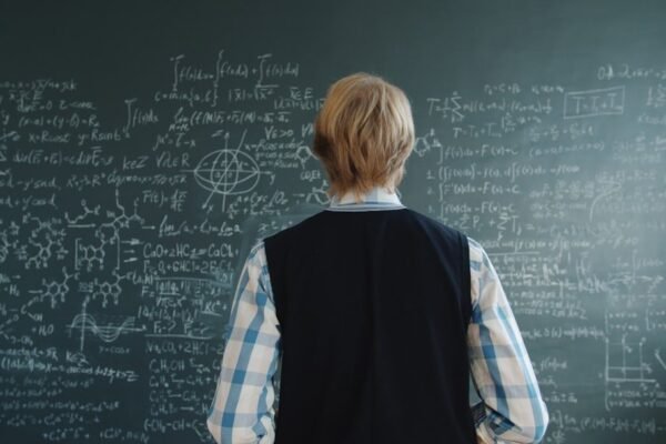 Costa Rica reduce acceso a educación tecnológica: 100.000 estudiantes sin clases de informática