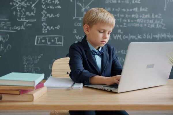 La paradoja educativa: más profes de TI pero menos estudiantes con acceso