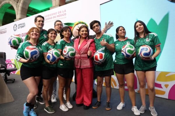 CDMX busca Récord Guinness con clase de fútbol masiva en el Zócalo