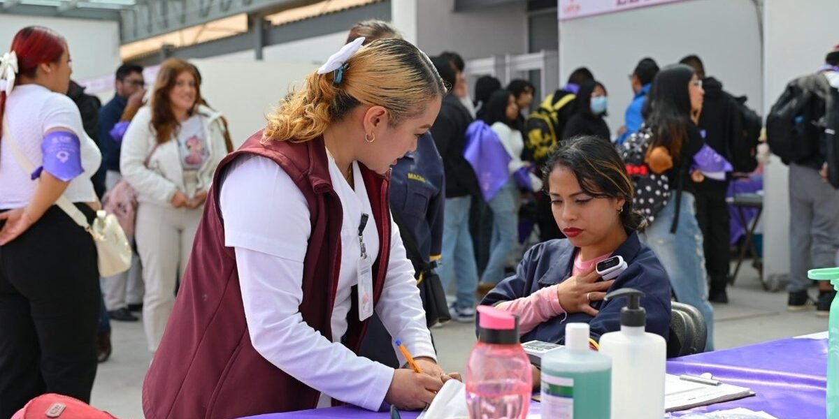 Chalco acerca servicios de salud integral a mujeres estudiantes