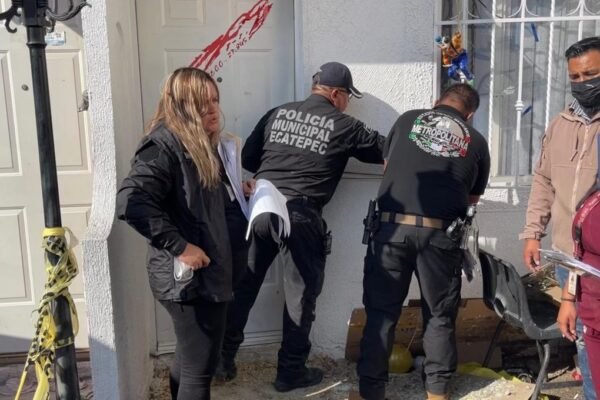 Rescatan 700 animales hacinados en vivienda invadida de Ecatepec