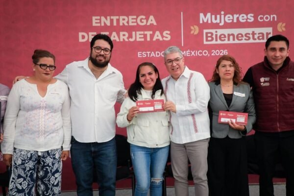 Naucalpan entrega 3 mil tarjetas del programa Mujeres con Bienestar