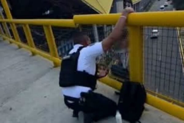 Policías de Nezahualcóyotl evitan suicidio de joven en puente del Metro