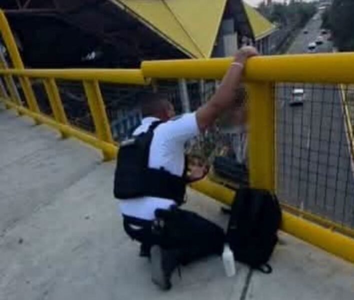 Policías de Nezahualcóyotl evitan suicidio de joven en puente del Metro
