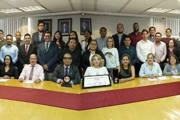 Reconocen labor de 33 trabajadores del Banco de Tejidos con Presea Estado de México