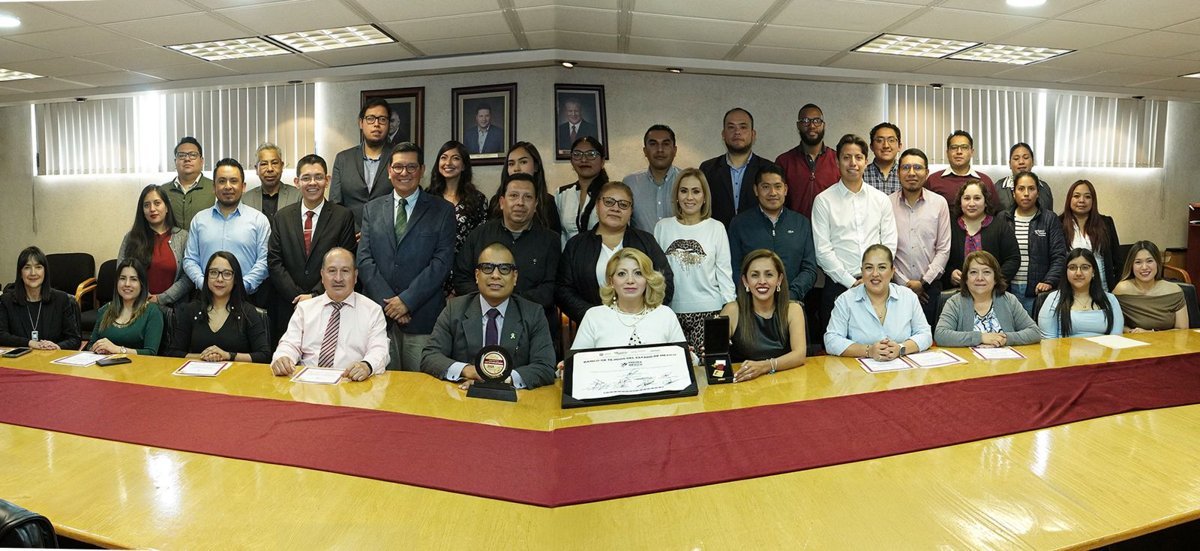 Reconocen labor de 33 trabajadores del Banco de Tejidos con Presea Estado de México
