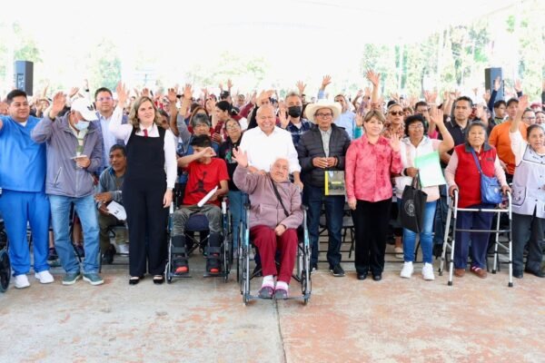 Tlalnepantla entrega 120 aparatos a personas con discapacidad