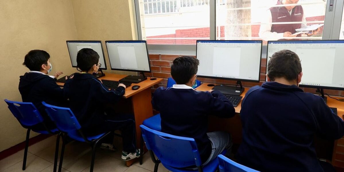 Tlalnepantla equipa escuelas con computadoras y moderniza infraestructura