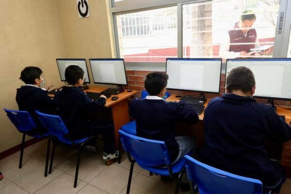 Tlalnepantla equipa escuelas con computadoras y moderniza infraestructura
