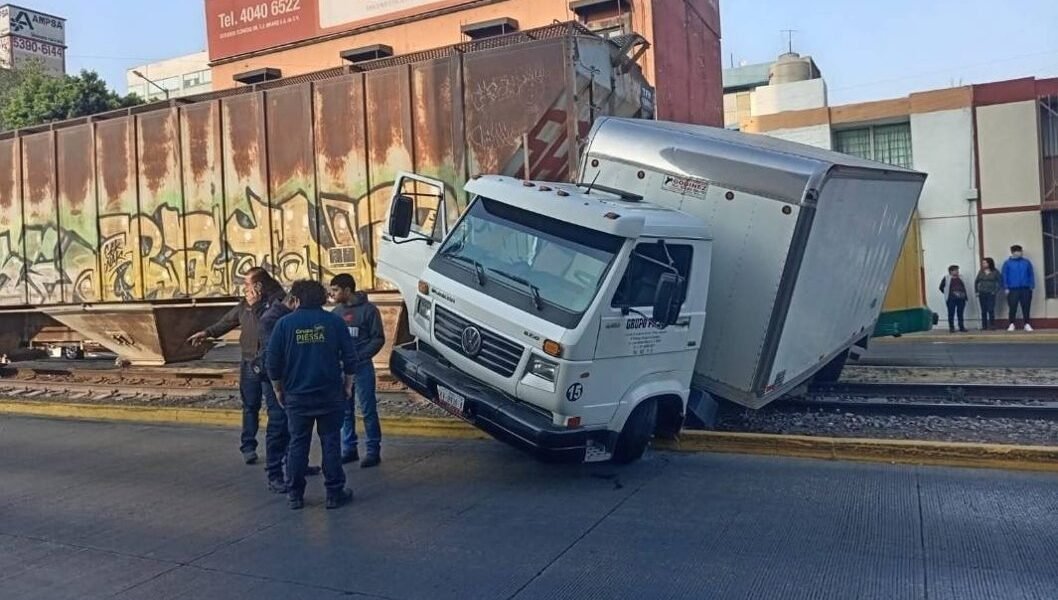 Tren arrastra camión en Tlalnepantla tras maniobra imprudente del conductor