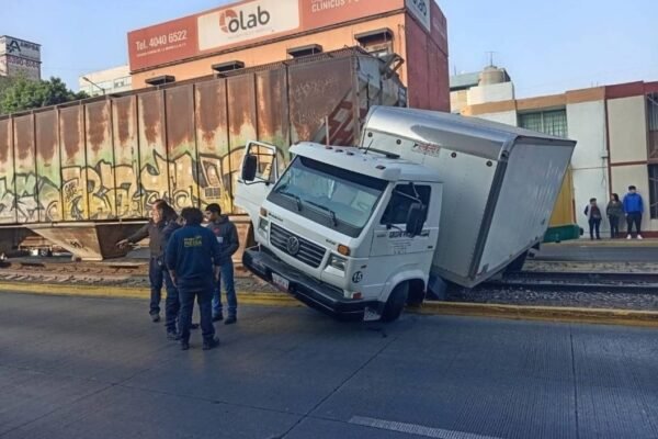Tren arrastra camión de carga en Tlalnepantla tras intento de cruce