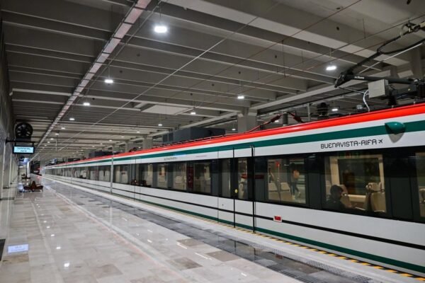 Inaugura México Tren Suburbano Felipe Ángeles hacia el AIFA