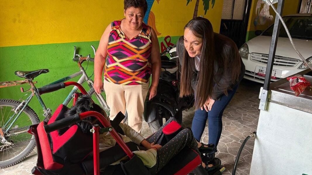 Alcaldesa Ivette Topete entrega silla de ruedas especializada a menor en Amecameca