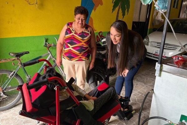 Alcaldesa Ivette Topete entrega silla de ruedas especializada a menor en Amecameca