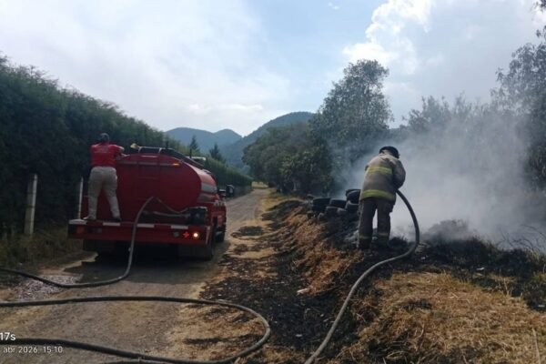 Bomberos sofocan incendio en barranca de Amecameca por quema irresponsable
