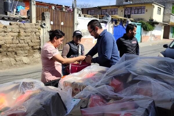 Ricardo Chelius Bello subsidia pollos y apoyos sociales en Amecameca