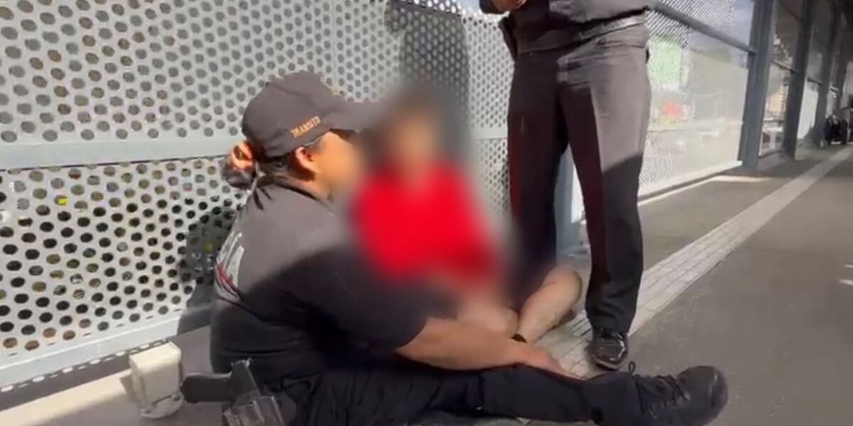 Policías rescatan a joven intoxicado que intentaba lanzarse al Mexibús