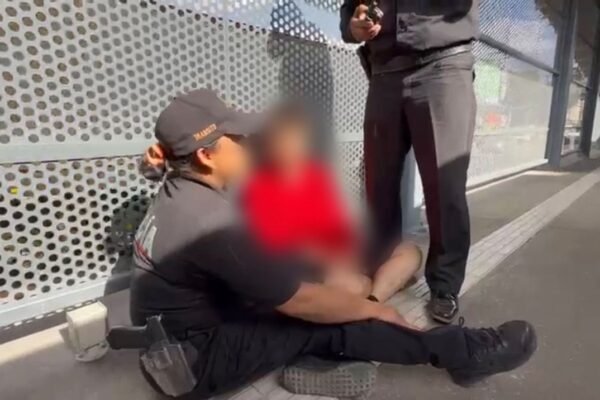 Policías rescatan a joven intoxicado que intentaba lanzarse al Mexibús