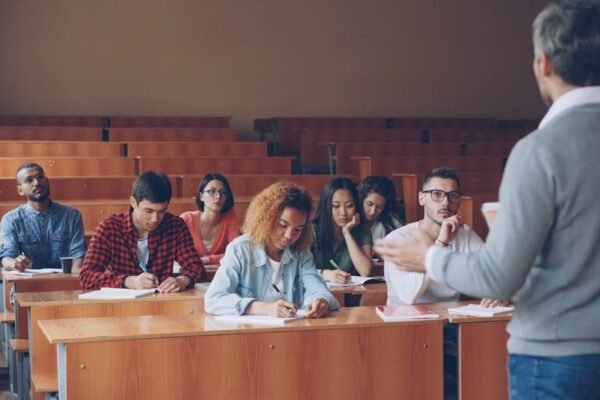 Las universidades como baluarte del pensamiento crítico en tiempos de polarización