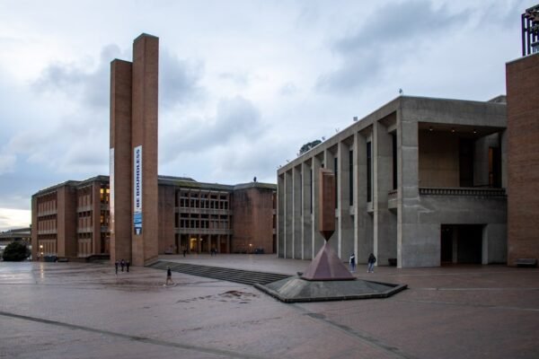 Las universidades como bastión del análisis crítico en tiempos de polarización