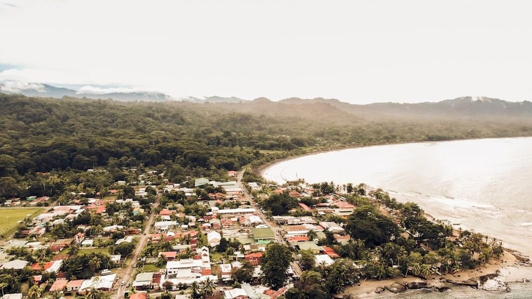 Costa Rica respira música: Los Ángeles Azules, Ryan Castro y Sin Bandera tiñen el fin de semana