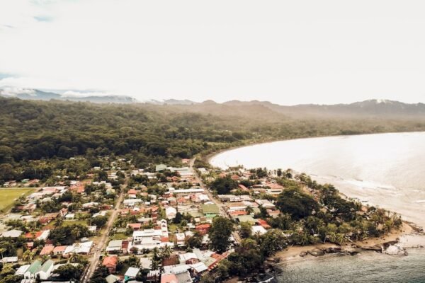 Costa Rica respira música: Los Ángeles Azules, Ryan Castro y Sin Bandera tiñen el fin de semana