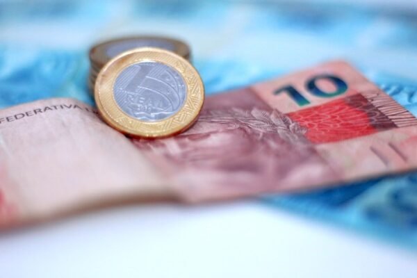 El peso mexicano cede terreno frente al dólar tras racha ganadora