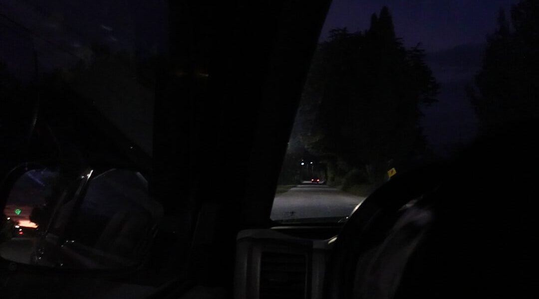 Invisibles en la noche: cómo la falta de luz cobra vidas en las carreteras