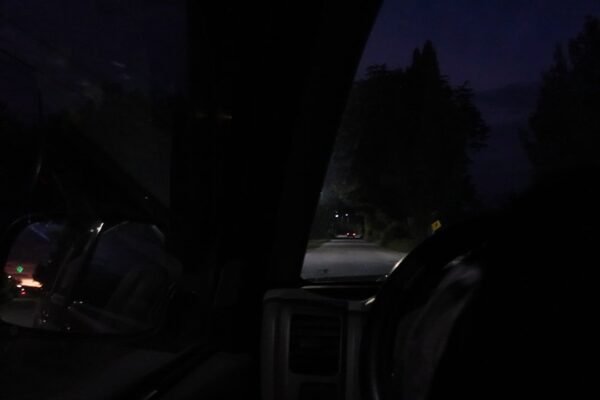 Invisibles en la noche: cómo la falta de luz cobra vidas en las carreteras