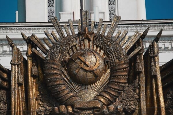 Cuando la política elige bombas sobre pan: el retroceso de la razón