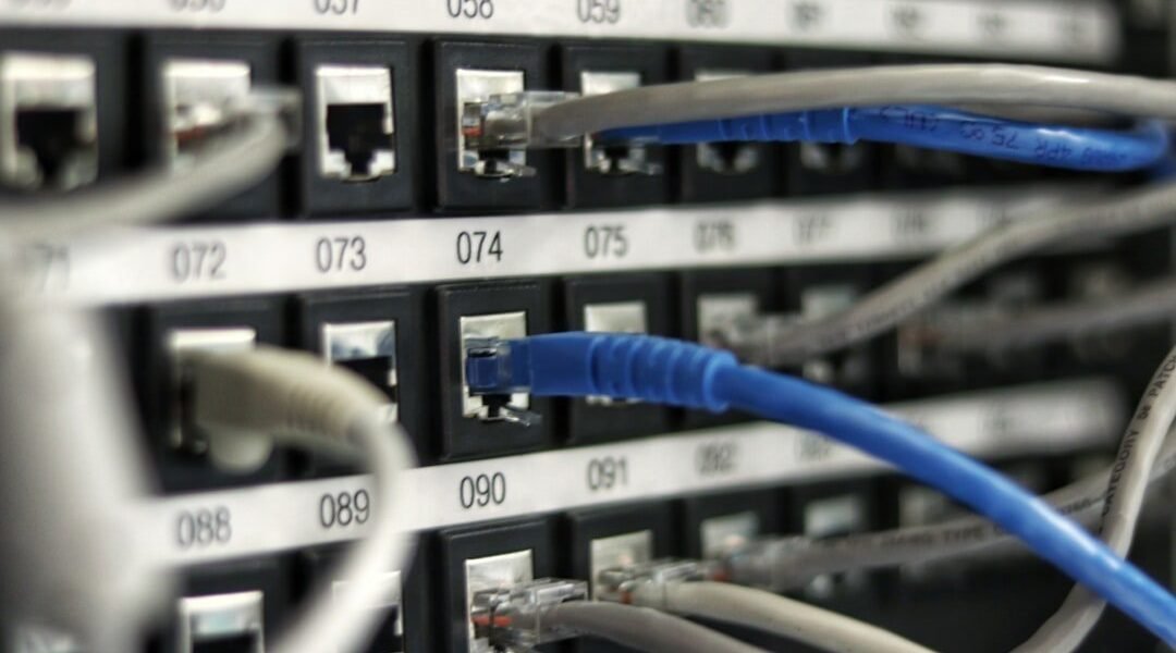 La paradoja digital: ¿Puede la IA crecer sin asfixiar nuestras redes eléctricas?
