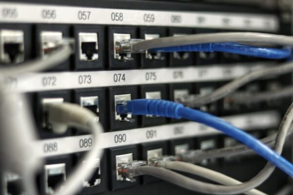 La paradoja digital: ¿Puede la IA crecer sin asfixiar nuestras redes eléctricas?